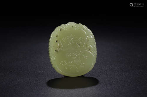 A HETIAN JADE PENDANT WITH GOURD CARVED