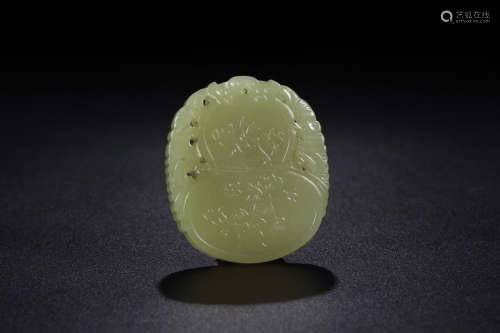 A HETIAN JADE PENDANT WITH GOURD CARVED