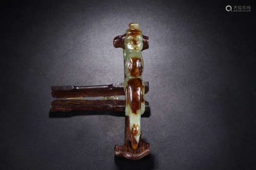 A HETIAN JADE ORNAMENT WITH DRAGON SHAPED