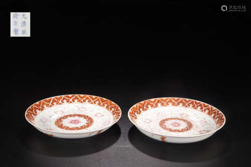 PAIR OF QIANLONG MARK FAMILLE ROSE PLATES