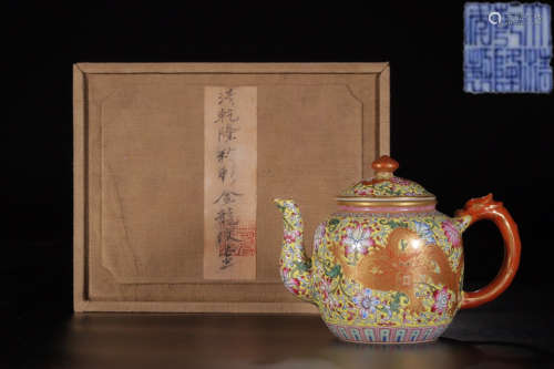 A QIANLONG MARK FAMILLE ROSE POT WITH DRAGON PATTERN