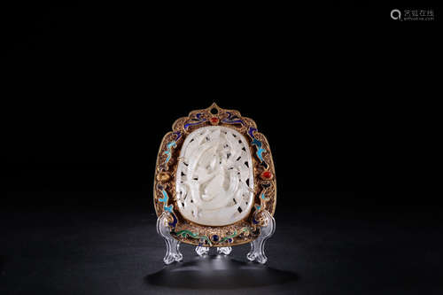 A GILT SILVER EMBEDED HETIAN JADE PENDANT