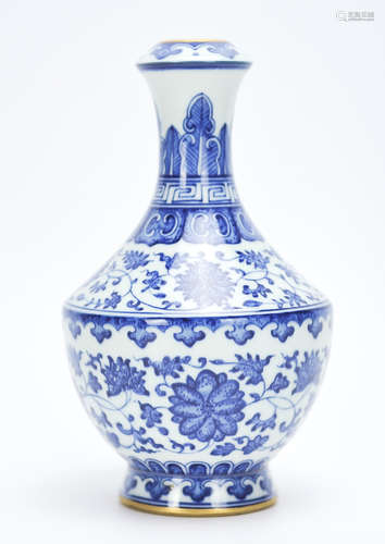 A Chinese Blue & White Antique Garlic Head Vase