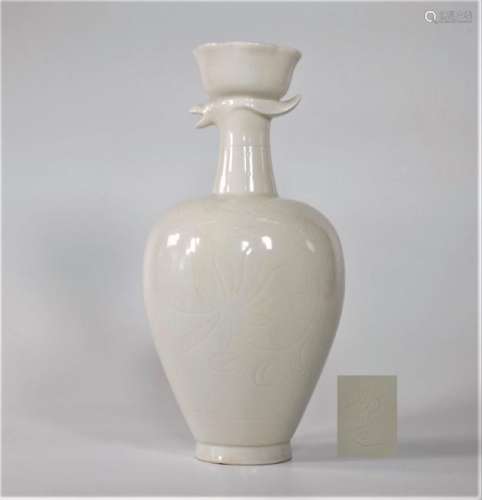 Chinese Song Dynasty whiteDing Yao porcelain vase Yi