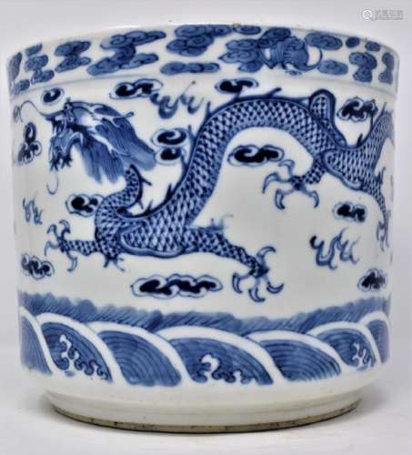 Chinese Qing Dynasty Bue and White Porcelain Vessel