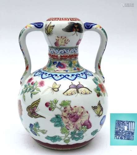 Chinese wucai porcelain handled vase