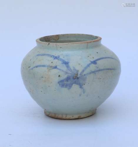 ChineseÂ Yuan Dynasty blue and white small jar