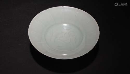 An Estate Chinese Edge-cutting Porcelain Dish Display