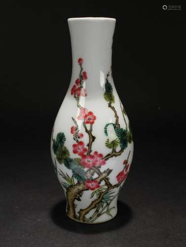 A Chinese Nature-sceen Poetry-framing Porcelain Vase