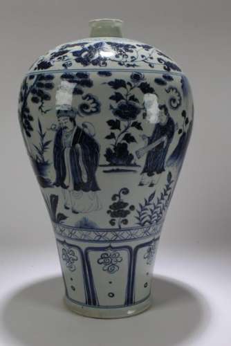 A Chinese Blue and White Estate Porcelain Vase Display