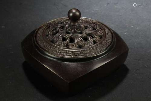 A Lidded Chinese Estate Censer Display