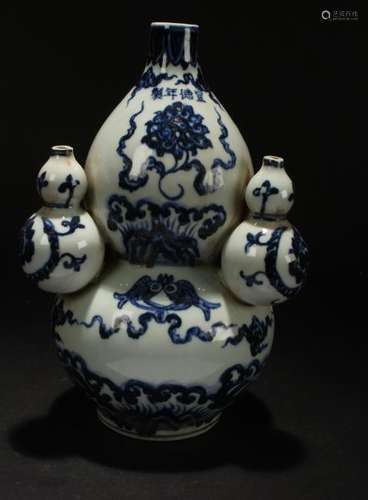 An Estate Chinese  Blue and White Vase-decorating