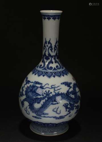 A Chinese Blue and White Dragon-decorating Porcelain