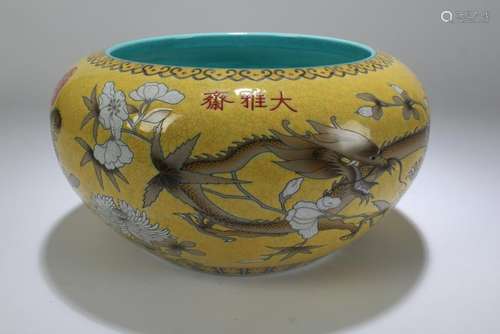 A Chinese Circular Estate Dragon-decorating Porcelain