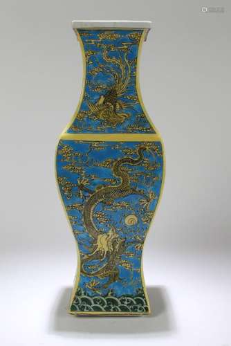 A Chinese Blue-coding Dragon-decorating Porcelain Vase