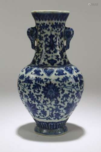 A Chinese Duo-handled Estate Blue and White Porcelain