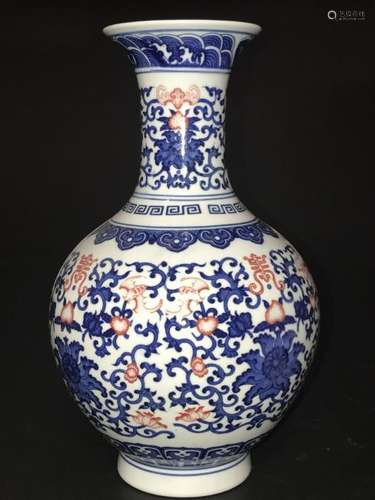 A Chinese Bat-framing Estate Porcelain Vase Display