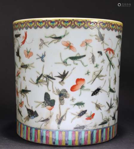 A Chinese Aquatic-theme Bat-framing Porcelain Pot