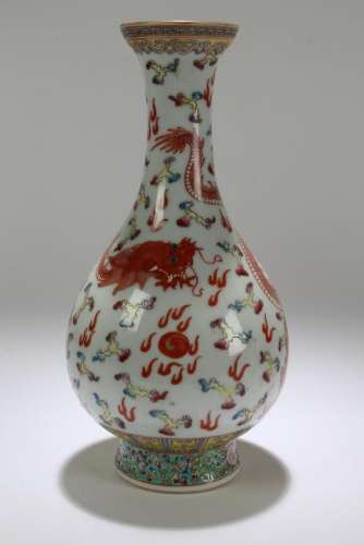 A Chinese Dragon-decorating Detailed Fortune Vase