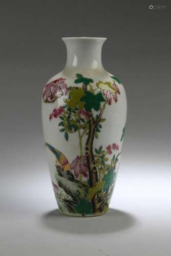 A Chinese Nature-sceen Estate White Porcelain Vase