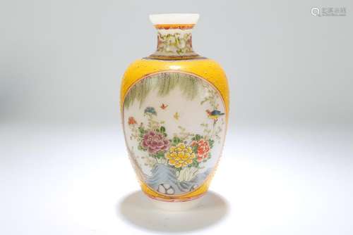 A Chinese Nature-sceen Overlay Display Vase