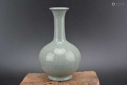 A GREY CRACKLE BOTTLE VASE MING DYNASTY.