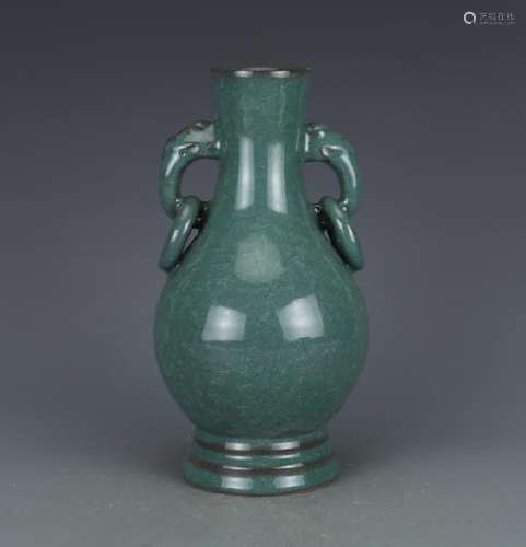 A GREEN GLAZED DOUBLE HANDLE VASE MING DYNASTY.