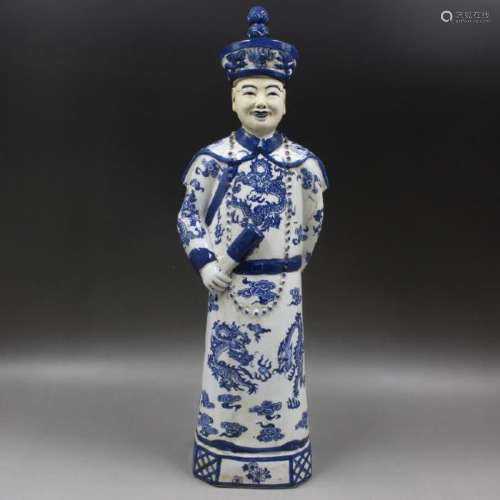 A BLUE & WHITE EMPEROR STATUE QING DYNASTY.