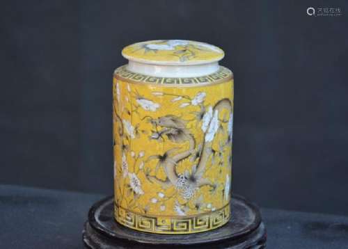 A YELLOW GROUND DRAGON JAR QING DYNASTY.