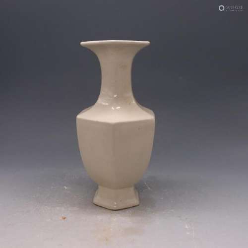 A WHITE GLAZED VASE MING DYNASTY.