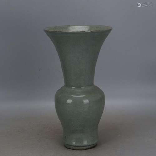 A GREY GLAZE VASE QING DYNASTY.