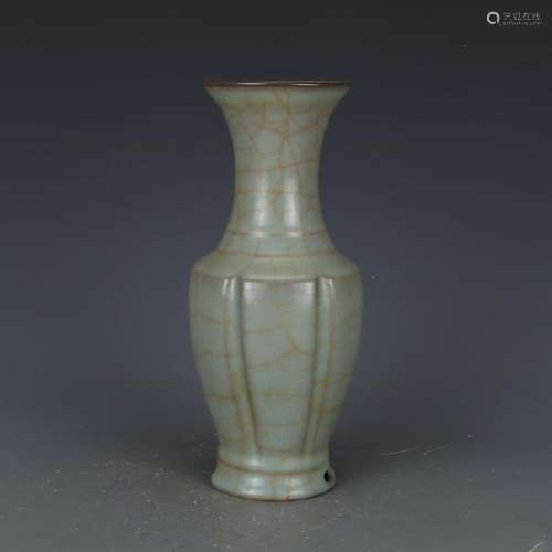 A WHITE CRACKLE VASE MING DYNASTY.