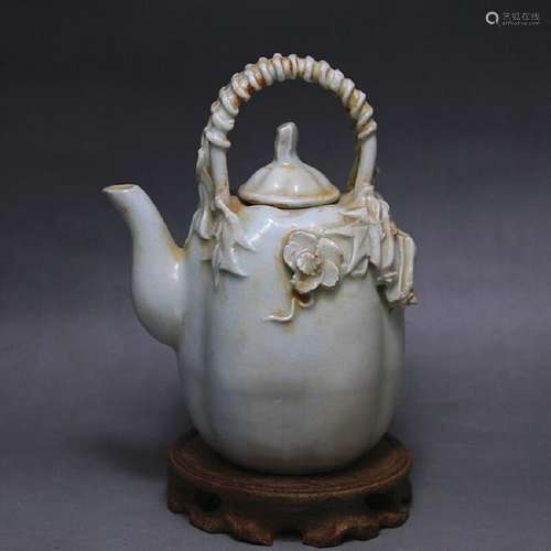 A WHITE BELL PEPPER TEAPOT SONG DYNASTY 10TH/C.