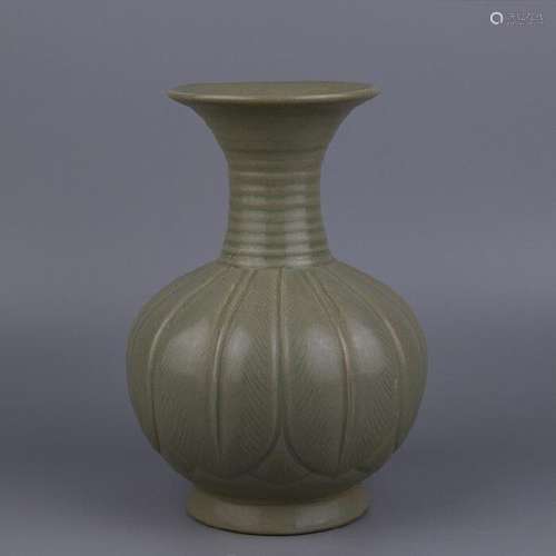 A CELADON LEAF VASE MING DYNASTY.