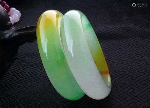 A PAIR NATURAL EMERALD GREEN NEPHRITE JADE BANGLE.