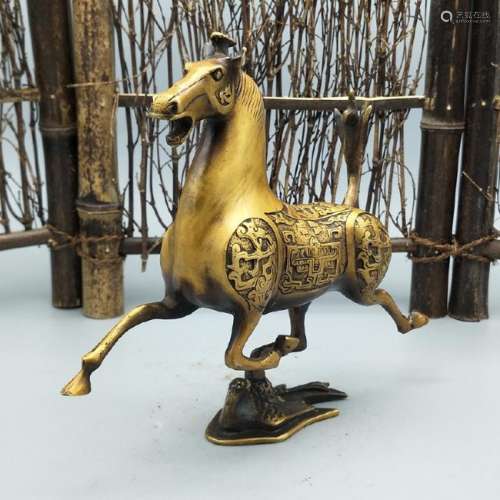 A GILT BRONZE HORSE STATUE QING DYNASTY.
