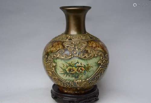 A BROWN GILT FLOWER VASE MING DYNASTY.