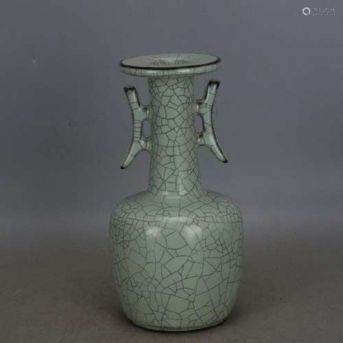 A WHITE CRACKLE VASE MING DYNASTY.