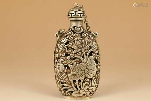 A SILVER FISH SNUFF BOTTLE QING DYNASTY.