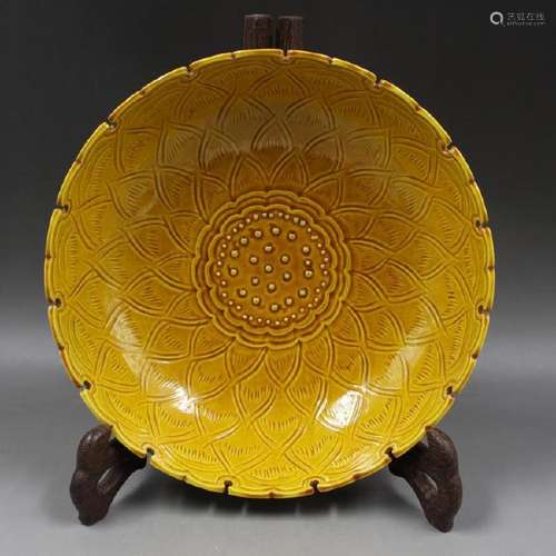 A YELLOW LOTUS PLATE HONGZHI MARK 14TH/C.