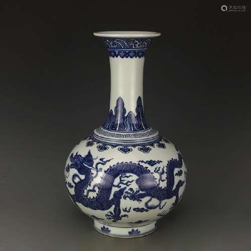 A BLUE & WHITE DRAGON VASE QIANLONG MARK 17TH/C.