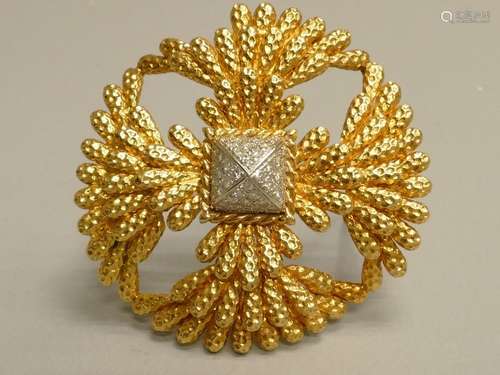 Importante broche en or jaune 18 carats sertie de …