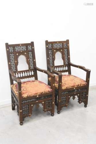 Paire de fauteuils orientalistes avec incrustation…