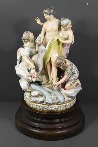 Grand groupe au sujet mythologique en porcelaine \