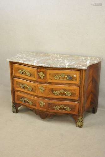 Commode Louis XV en bois de placage, dessus marbre…