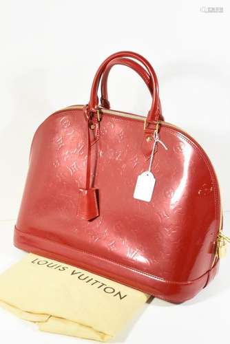 Sac Louis Vuitton Alma GM en cuir verni rouge pomm…