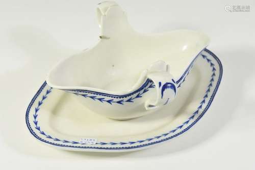 Saucière et plateau en porcelaine de Tournai, déco…