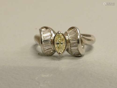 Bague en platine sertie d'un diamant jaune, taille…