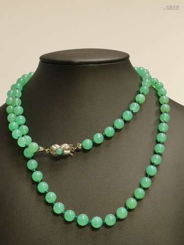 Collier en jade avec fermoir en argent