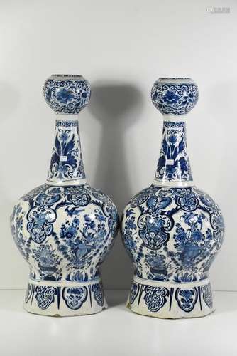 Paire de vases Delft 18ème recoupés (Ht 57cm)